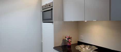 Fridge, dishwasher, cookware/dishes/utensils