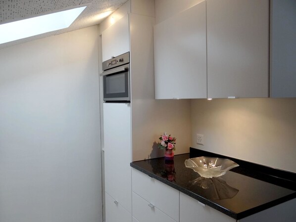 Fridge, dishwasher, cookware/dishes/utensils