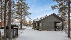 A cabin with a covered porch and a snow-covered driveway. - Kirikuru 2 by Interhome (Äkäslompolo)