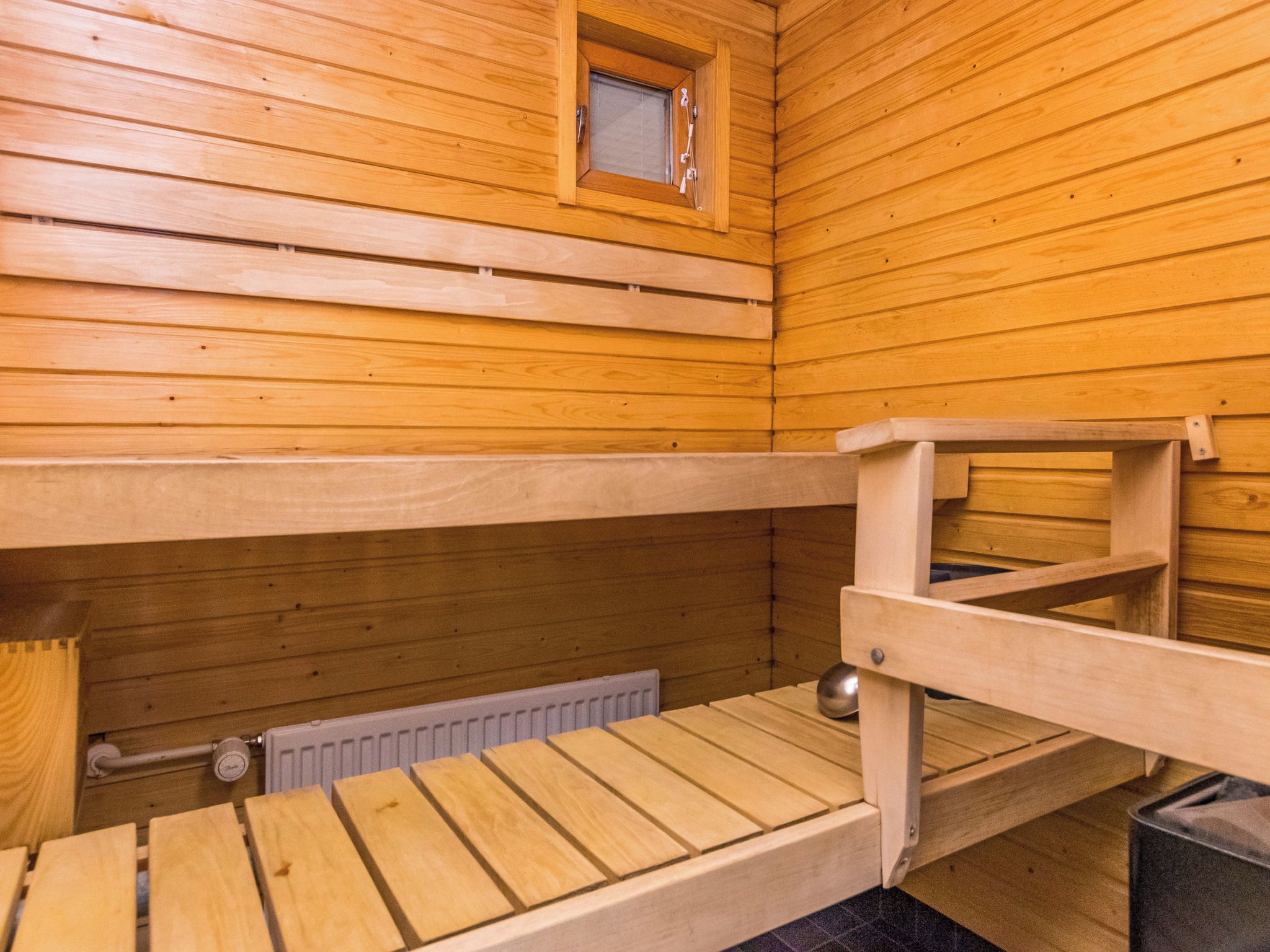 Una sauna con paredes y bancos de madera.