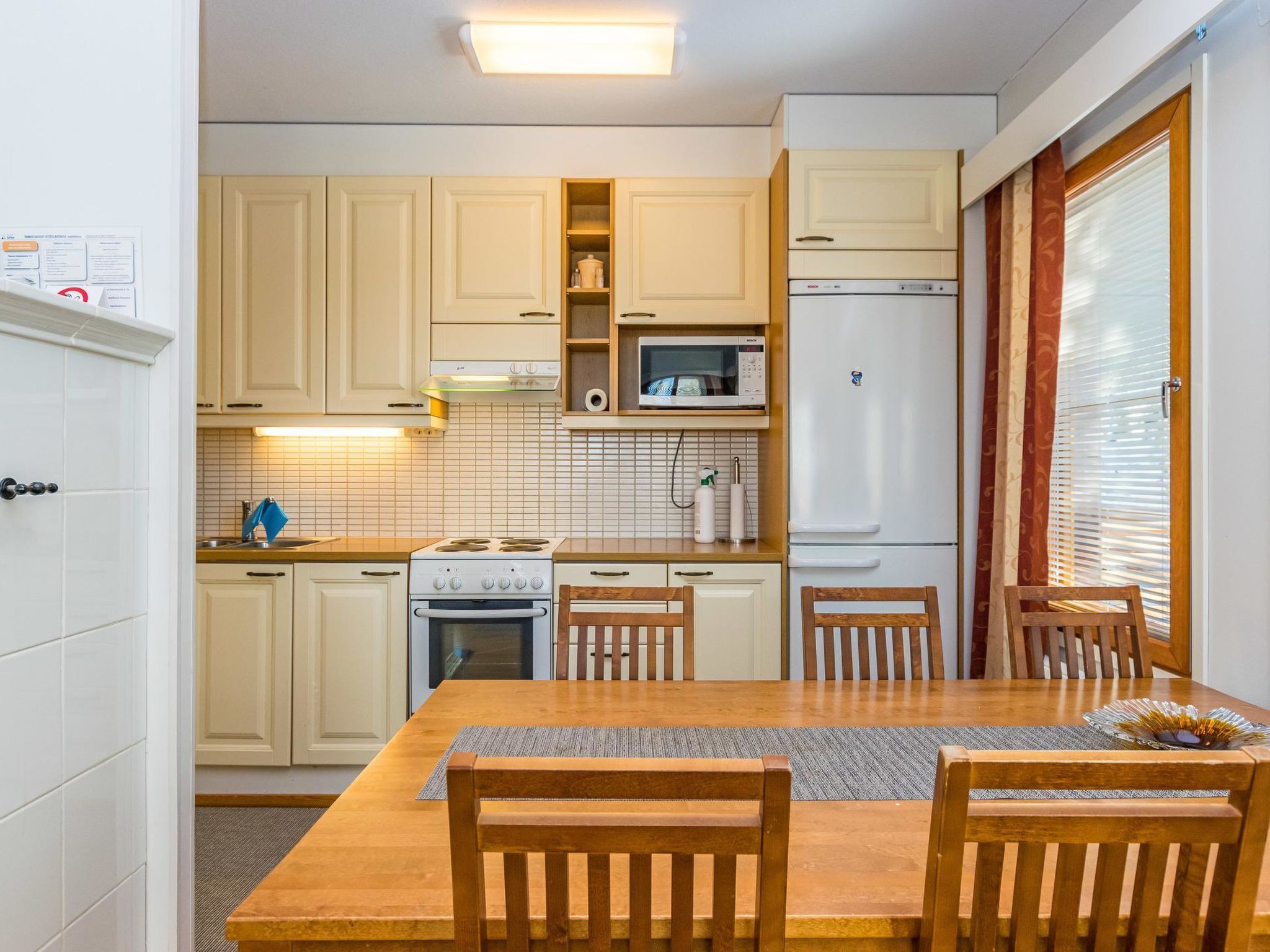 雪櫃、微波爐、洗碗機、高腳椅