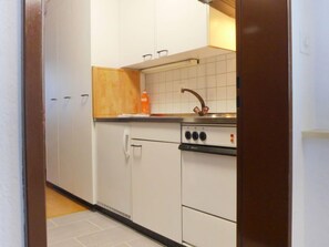 Kühlschrank, Ofen, Toaster, Kochgeschirr/Geschirr/Besteck