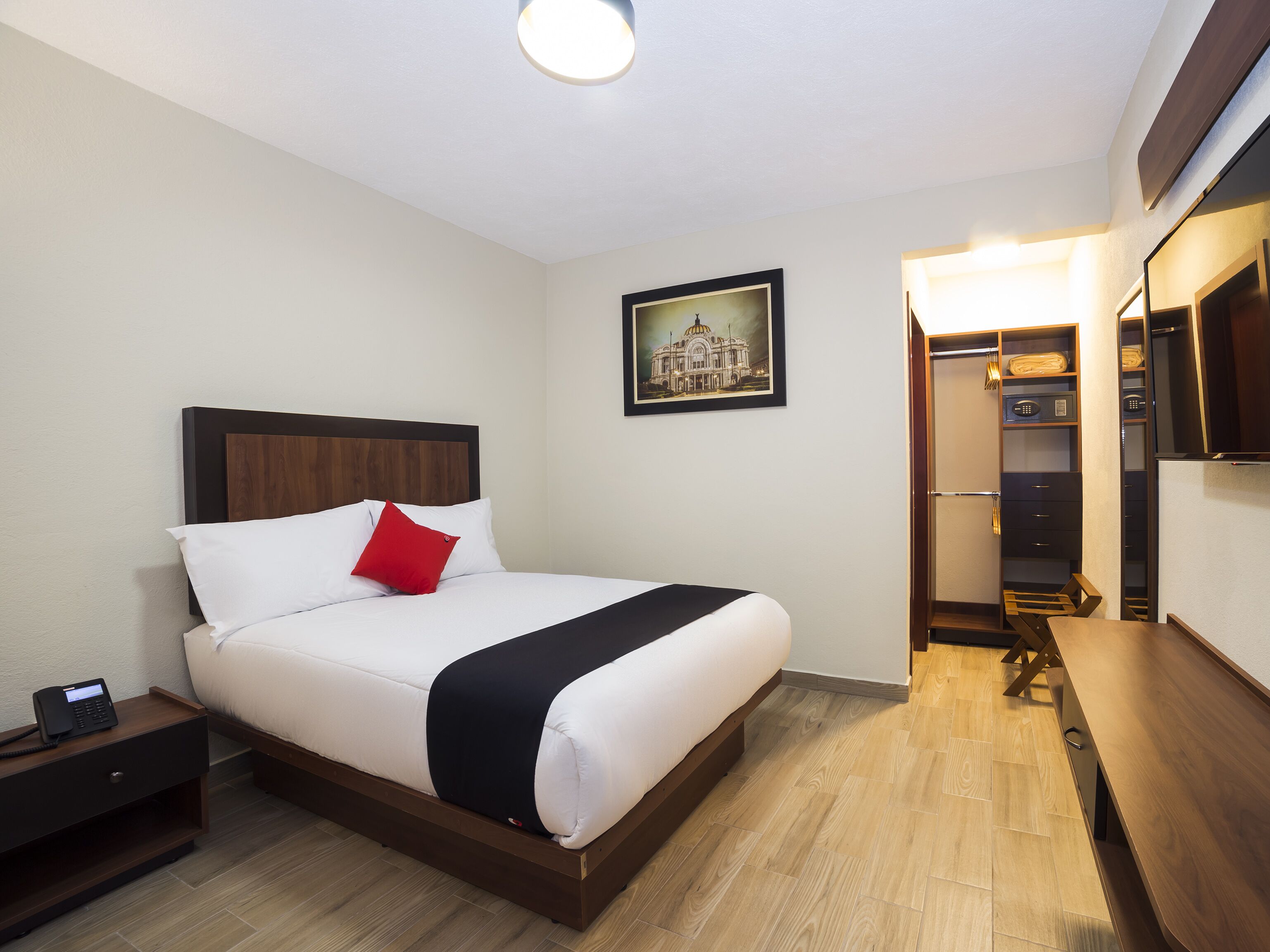 標準客房 | 房內夾萬、書桌、隔音、熨斗/熨衫板