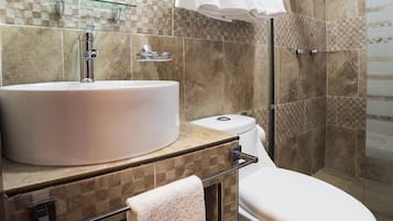 Douche, articles de toilette de luxe, serviettes fournies