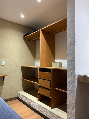 In-room safe, blackout curtains, free WiFi, bed sheets - La Divina Pereza (San Rafael)