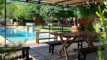 Piscina coperta, piscina stagionale all'aperto