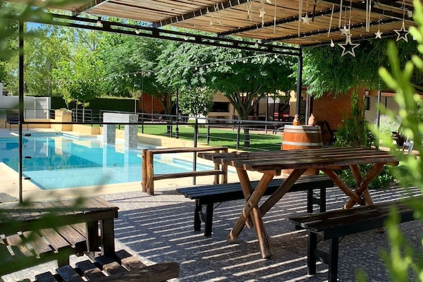 Una piscina techada, una piscina al aire libre de temporada