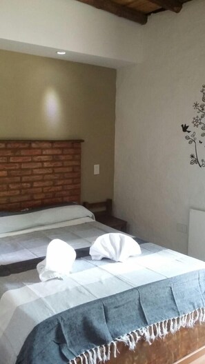 In-room safe, blackout curtains, free WiFi, bed sheets - La Divina Pereza (San Rafael)