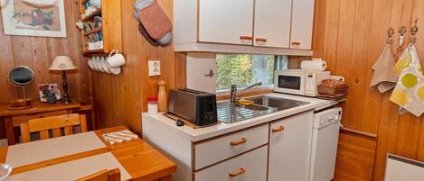 Refrigerador, microondas, lavavajillas, utensilios de cocina