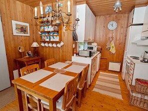 Kylskåp, mikrovågsugn, diskmaskin och grytor/köksredskap