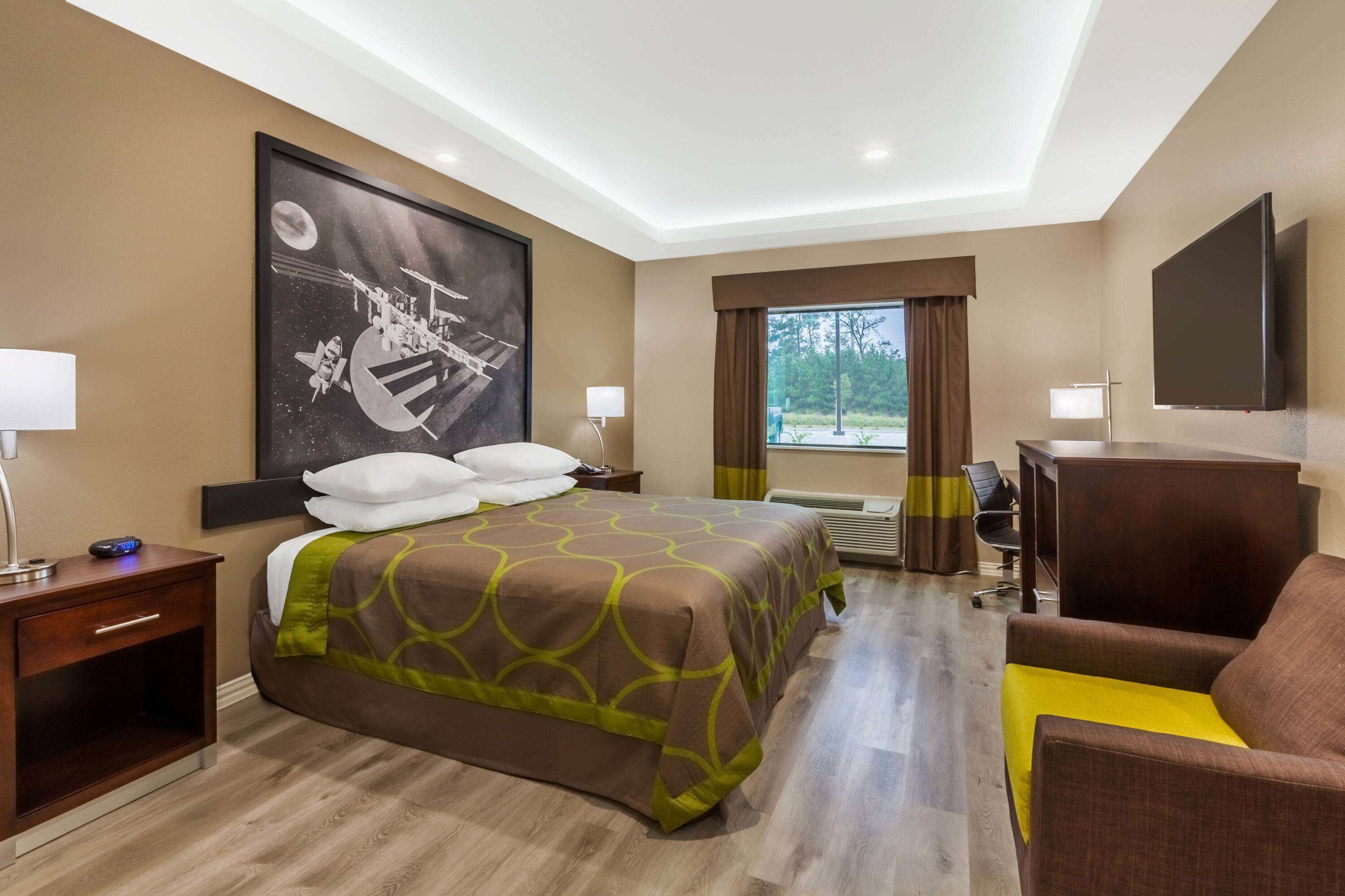 standard room, 1 king bed, accessible, non smoking (mobility) | 1 bedroom, individually decorated, individually furnished, desk