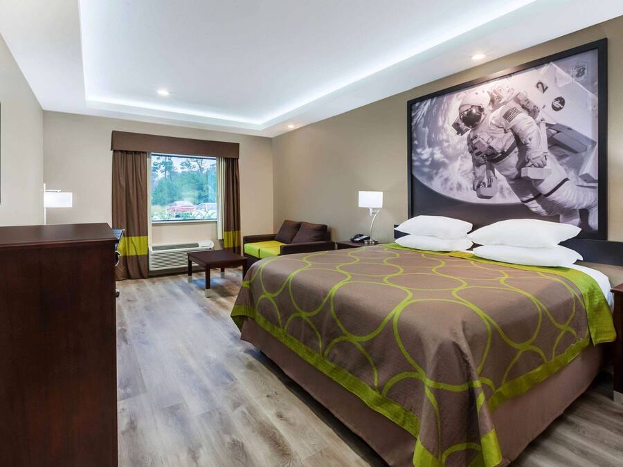 Individueel gedecoreerd, individueel gemeubileerd, een bureau