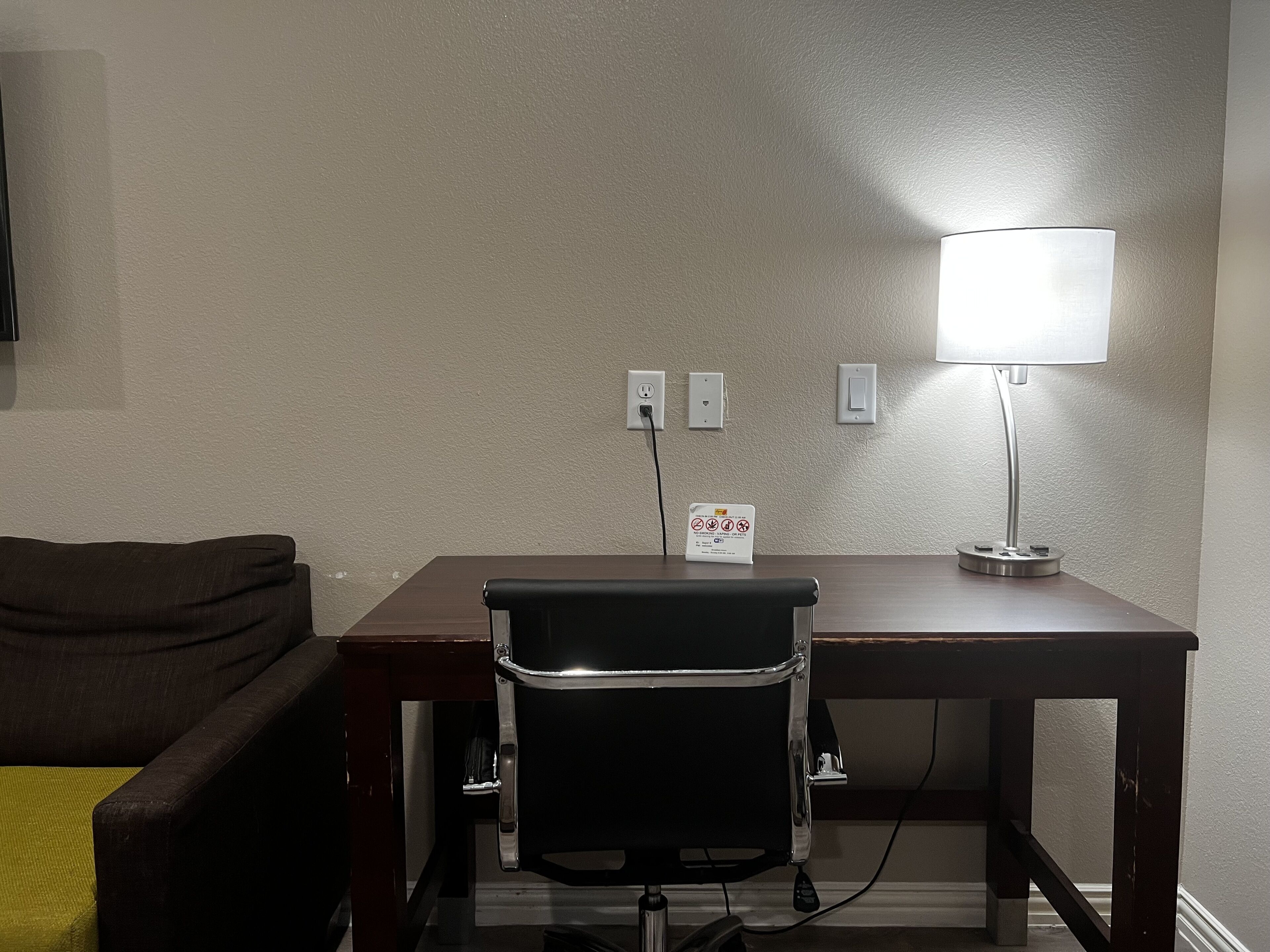 deluxe suite, 1 king bed, non smoking | 1 bedroom, individually decorated, individually furnished, desk