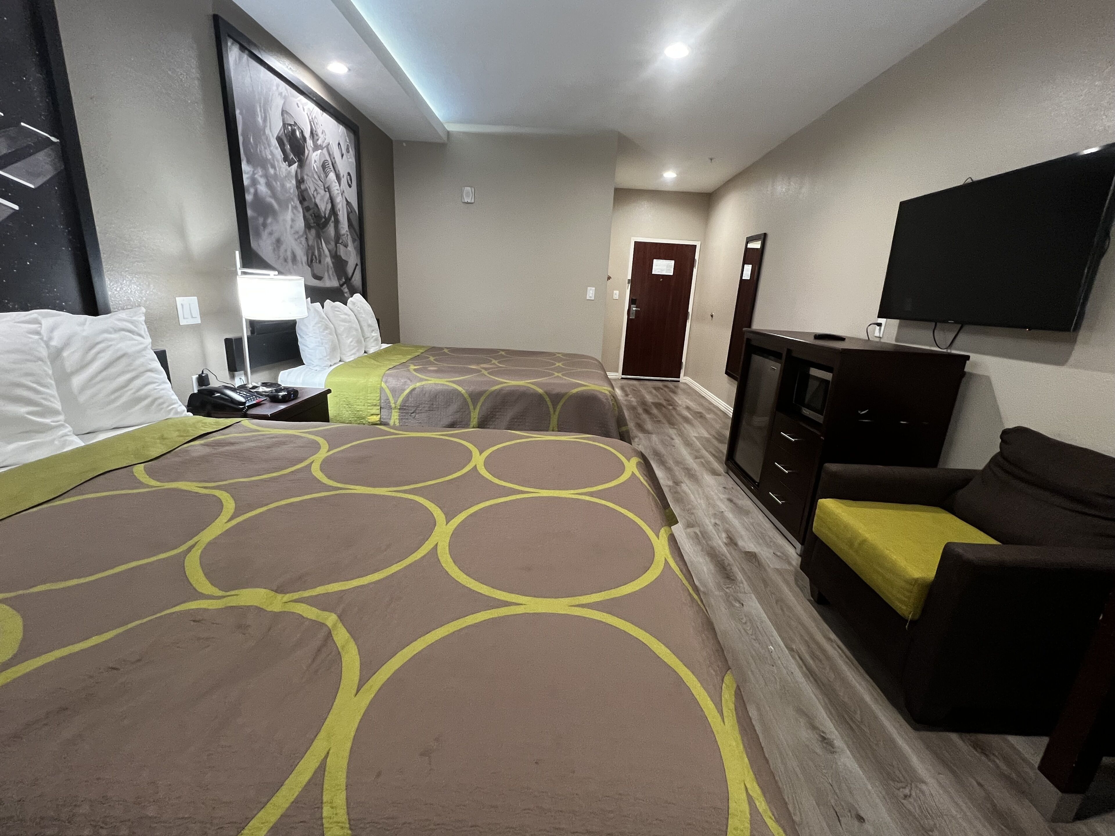 1 bedroom, individually decorated, individually furnished, desk