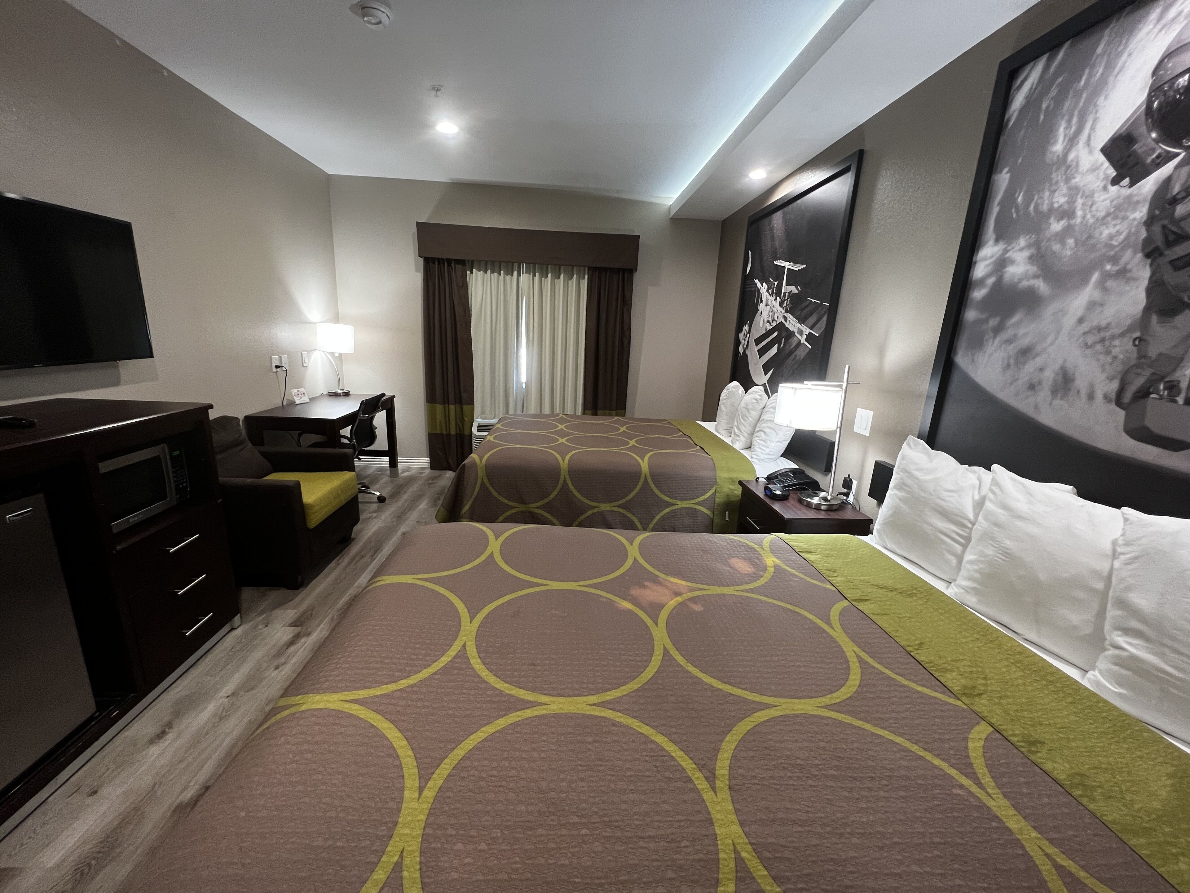 1 bedroom, individually decorated, individually furnished, desk