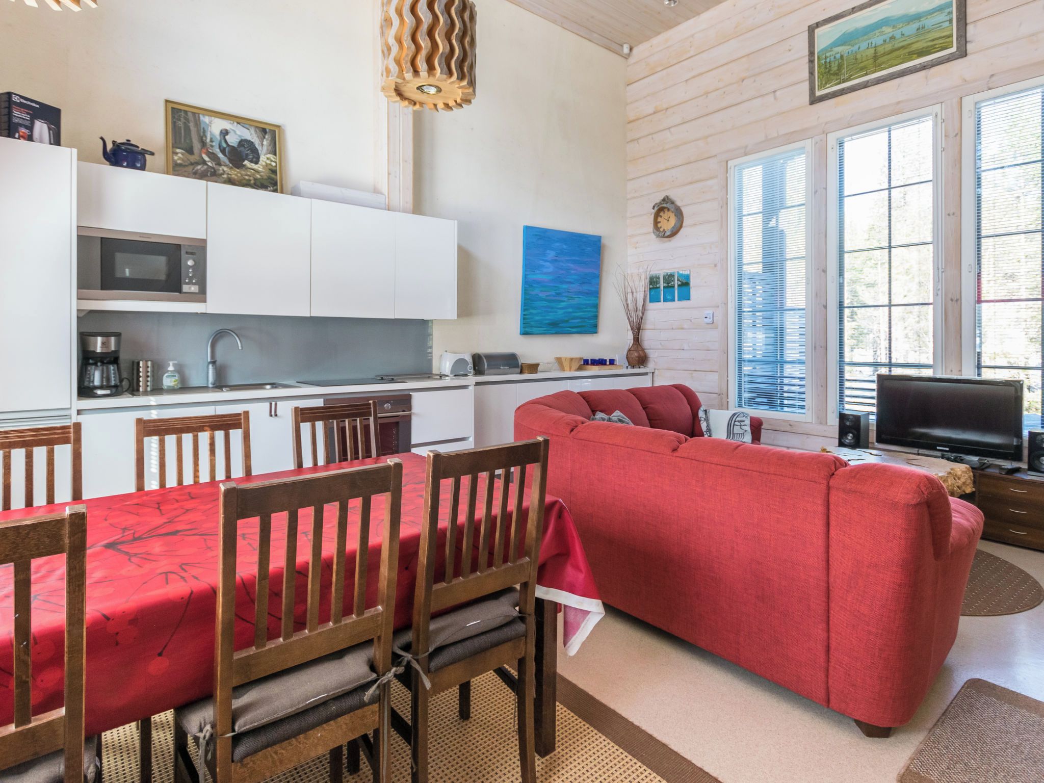 Un espacio habitable compacto con cocina, comedor y zona de estar.