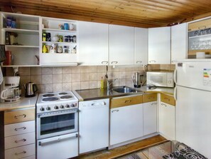 Jääkaappi, mikroaaltouuni, astianpesukone