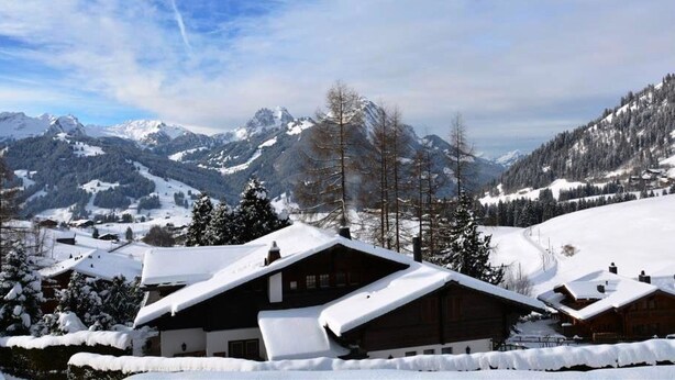 A snow-covered mountain village with wooden cabins and a clear view of the surrounding peaks. - Apartment Scapa by Interhome (Schönried)