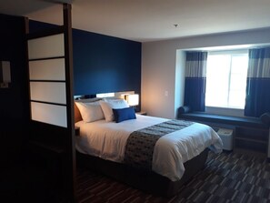 Deluxe Suite, 1 Queen Bed, Accessible, Non Smoking (Mobility) | Hypo-allergenic bedding, desk, laptop workspace, free WiFi