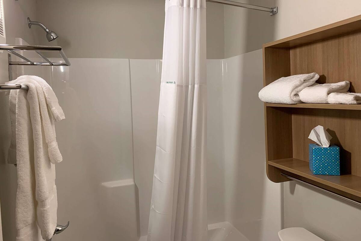 combined shower/bathtub, towels