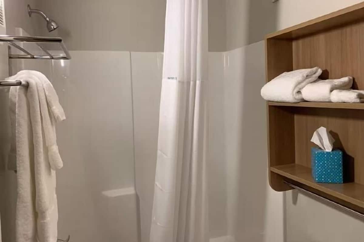 Combined shower/tub, towels