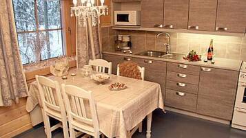 KĂŒhlschrank, Mikrowelle, Kochgeschirr/Geschirr/Besteck