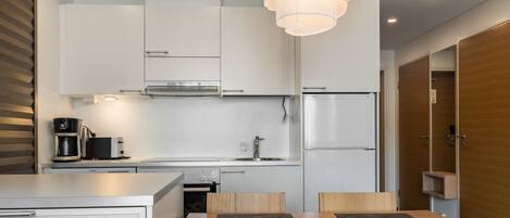 Kühlschrank, Mikrowelle, Geschirrspüler, Kochgeschirr/Geschirr/Besteck