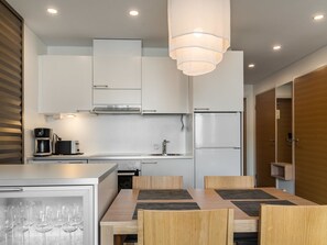 Køleskab, mikrobølgeovn, opvaskemaskine, køkkentøj/tallerkener/redskaber