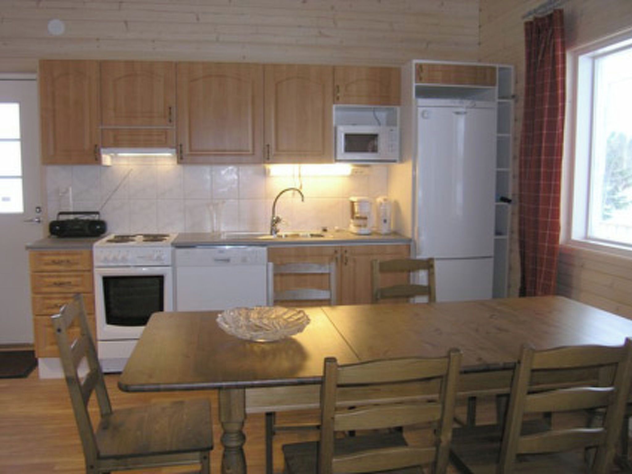 Køleskab, mikrobølgeovn, opvaskemaskine, køkkentøj/tallerkener/redskaber