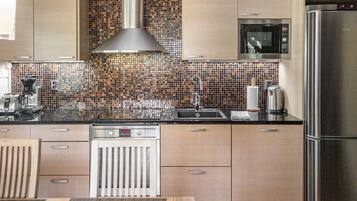 Frigorífico, microondas, lavavajillas y utensilios de cocina