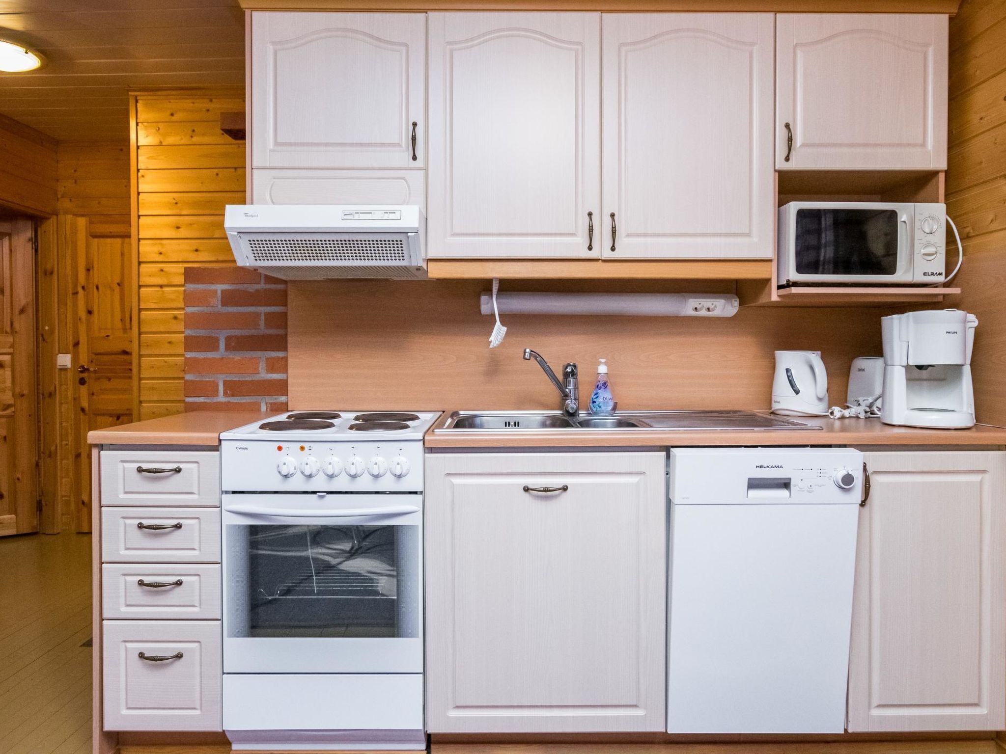 Refrigerador, microondas, lavavajillas, silla alta para bebés