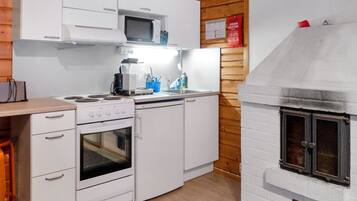 Refrigerador, microondas, utensilios de cocina