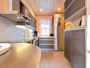 Refrigerador, microondas, lavavajillas y periquera 