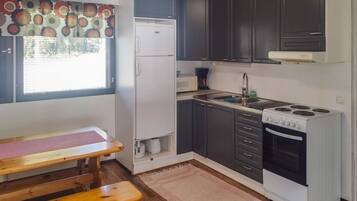 Geladeira, micro-ondas, talheres/pratos/utensílios de cozinha