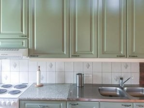 冷蔵庫、電子レンジ、調理器具と食器