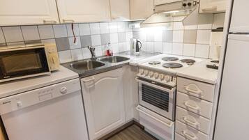 冰箱、微波炉、洗碗机、厨具/餐具