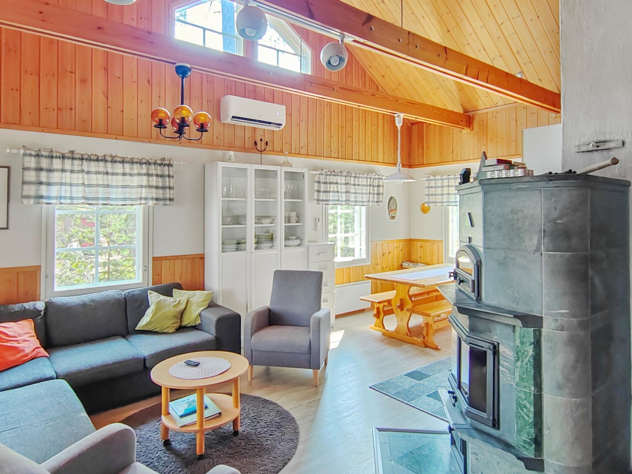 Una televisión, un reproductor de DVD