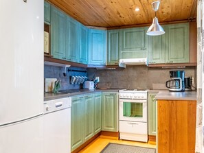 Fridge, microwave, dishwasher, cookware/dishes/utensils