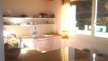 Kühlschrank, Mikrowelle, Geschirrspüler, Toaster