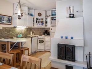 Fridge, microwave, dishwasher, cookware/dishes/utensils