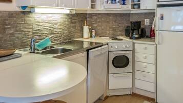 Fridge, microwave, dishwasher, cookware/dishes/utensils