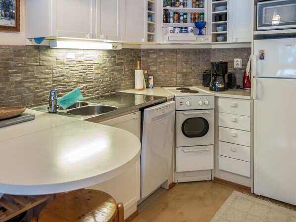 Fridge, microwave, dishwasher, cookware/dishes/utensils