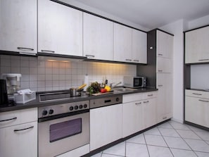 KĂŒhlschrank, Mikrowelle, Ofen, GeschirrspĂŒler