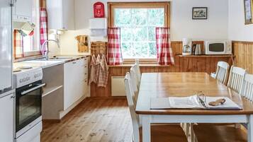 Réfrigérateur, micro-ondes, batterie de cuisine, vaisselle et ustensiles