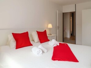 2 bedrooms, desk, free Internet - Allod Park Haus C 205 by Interhome (Davos)