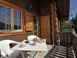 تناول الطعام بالخارج