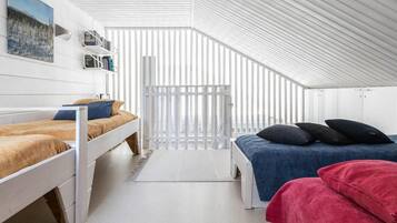 2 bedrooms, travel crib, internet