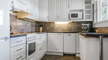 Kühlschrank, Mikrowelle, Geschirrspüler, Kochgeschirr/Geschirr/Besteck