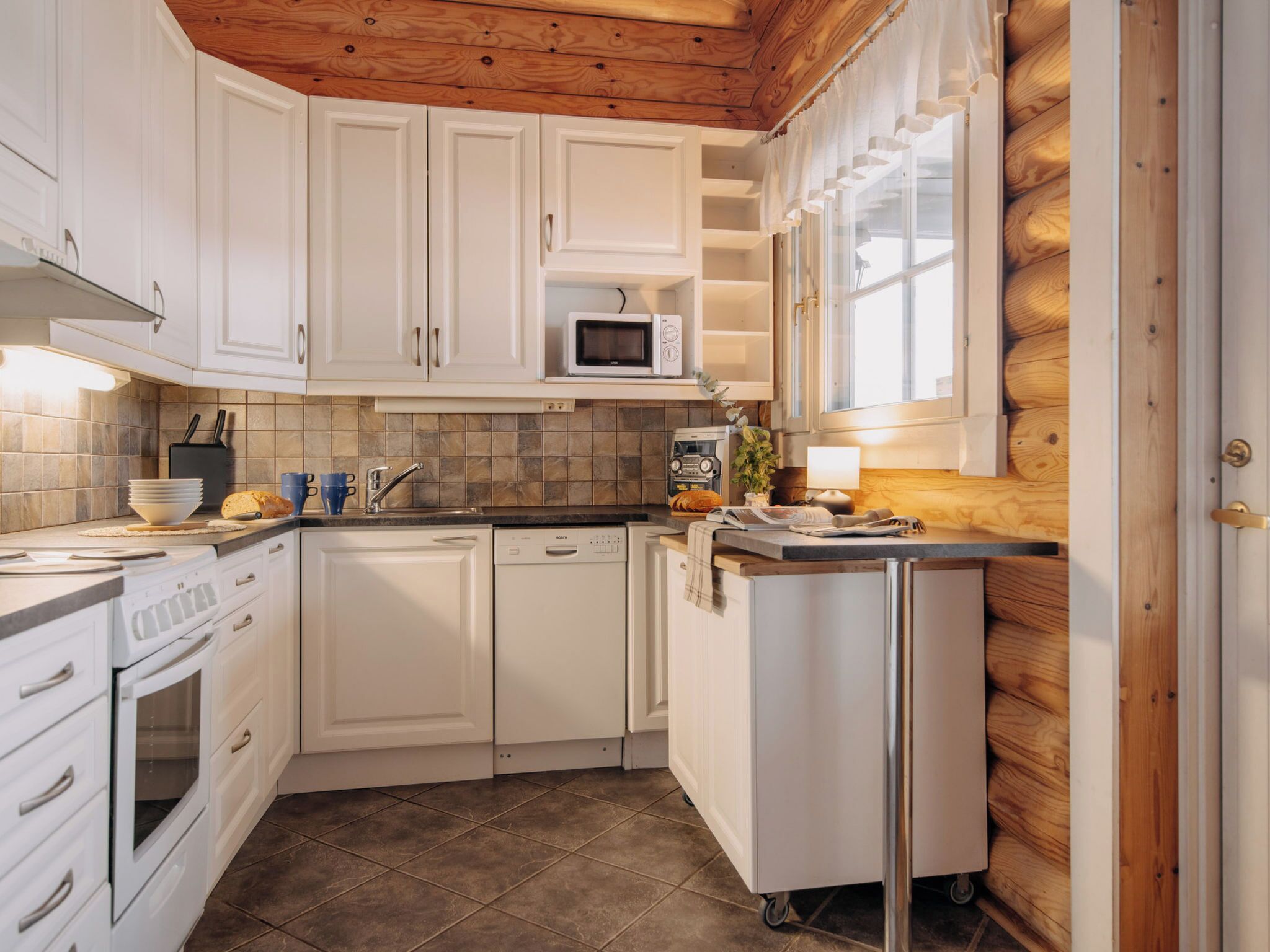 Frigorífico, microondas, lavavajillas y utensilios de cocina