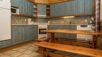 Fridge, microwave, dishwasher, cookware/dishes/utensils